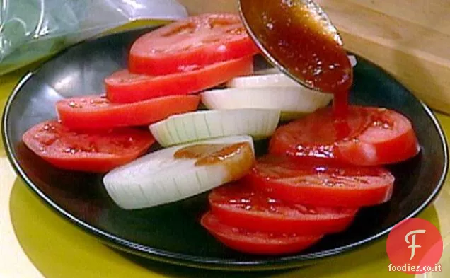 Pomodoro e Vidalia Insalata di cipolle con salsa di bistecca condimento