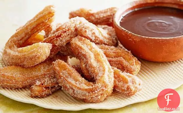 Churros alla cannella con salsa di immersione al cioccolato messicano