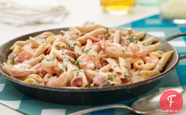 Penne con gamberi e salsa di panna alle erbe