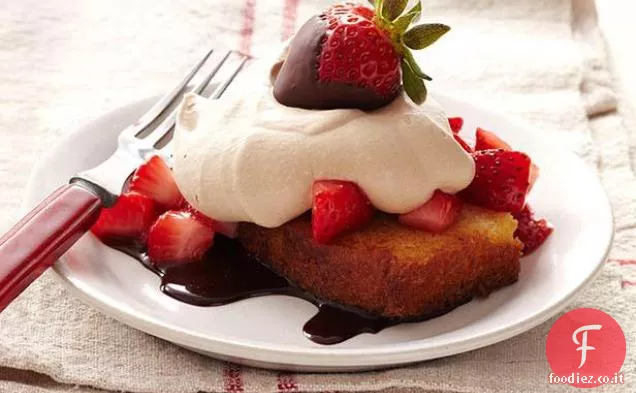 Torta di libbra Tostata con fragole e crema al cioccolato