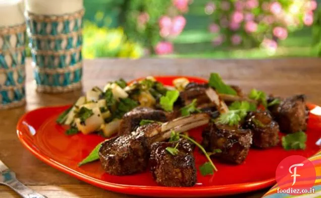 Spice strofinato costolette di agnello Hoisin e con insalata Bok Choy alla griglia