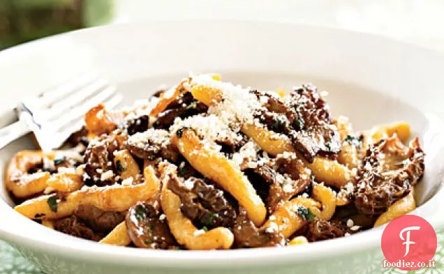 Pasta Makaruni con salsa di funghi spugnole