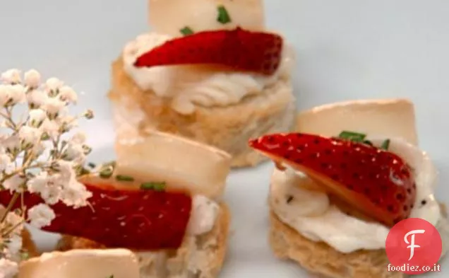 Brie con Fragole su Crostini Brioche