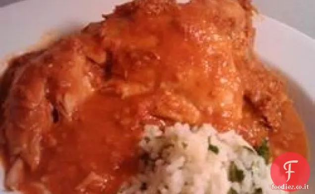 Pollo con salsa rossa del Cile e salsiccia (Pollo con Salsa Rojo y Chorizo)