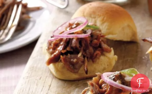 Slider di maiale tirato con salsa di senape barbecue e cipolle sottaceto