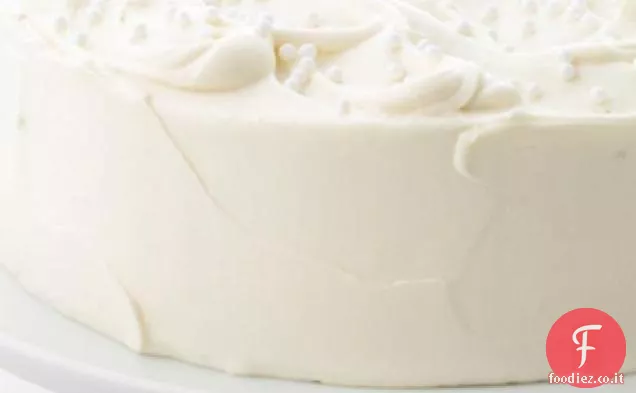 Torta a strati di mandorle con glassa al cioccolato bianco