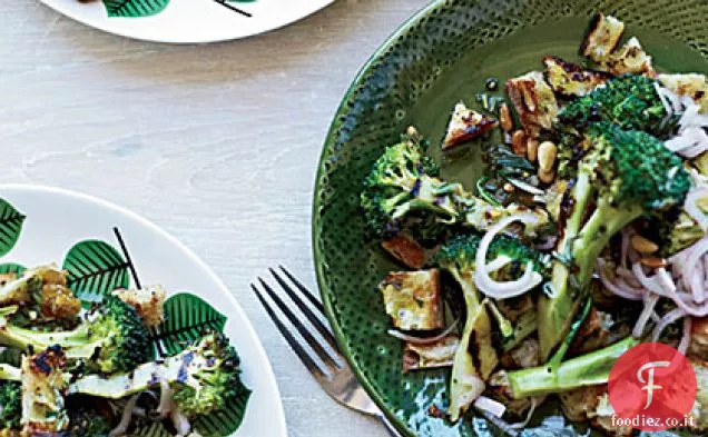 Insalata di broccoli e pane alla griglia con scalogni in salamoia