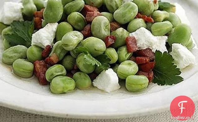Insalata calda di fave, pancetta e formaggio di capra