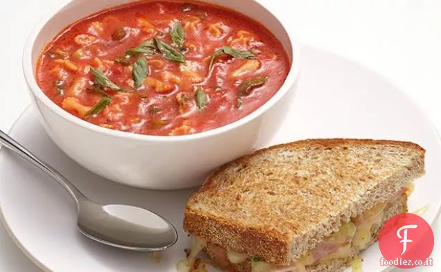 Zuppa di pomodoro fresco con formaggio grigliato