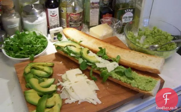 Panino con fave, avocado e pecorino