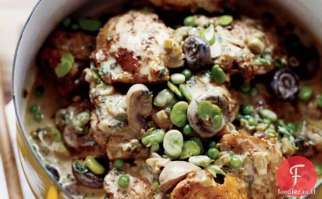 Stufato di pollo brasato alla birra con fave e piselli