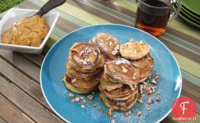 Silver Dollar Buttermilk-Pancake di pecan con burro di melassa di bourbon e sciroppo d'acero