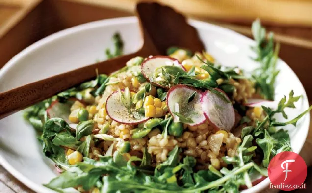 Insalata di riso integrale alle erbe con mais, fave e piselli