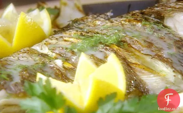 Snapper intero alla griglia mediterranea con finocchio e salsa al burro Pernod