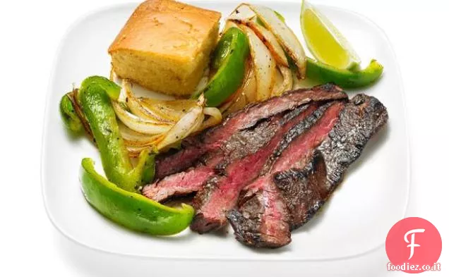 Bistecca strofinata al caffè con peperoni e cipolle