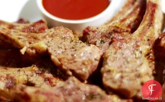 Costolette di agnello alle erbe con salsa barbecue fatta in casa