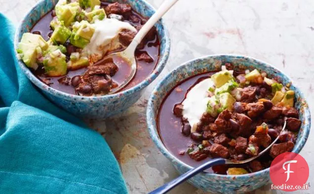 Peperoncino di manzo e fagioli neri con crema di cumino tostato e salsa di avocado