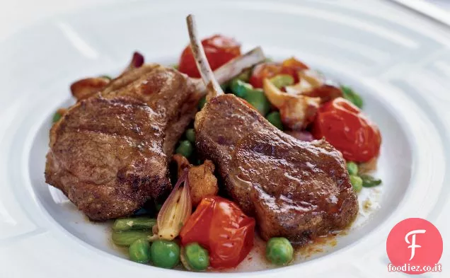 Costolette di agnello speziate alla griglia con ragù di verdure