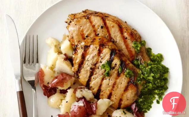 Braciole di maiale con patate schiacciate e salsa Chimichurri