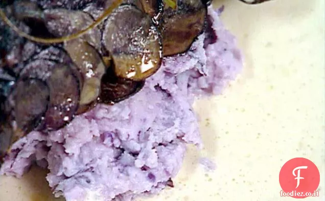 Purè di patate blu con aglio arrostito