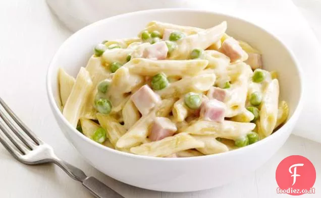 Pasta a quattro formaggi con piselli e prosciutto