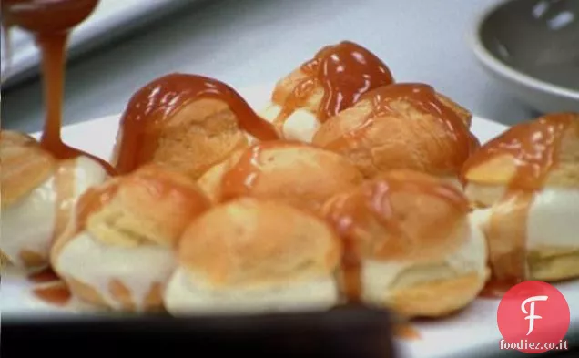 Profiteroles con Gelato e salsa al Caramello