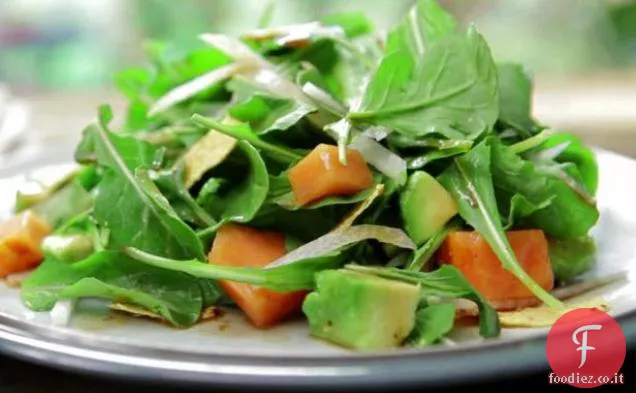 Insalata di rucola, avocado, papaya e jicama con salsa di melograno e crostini di tortilla Chip