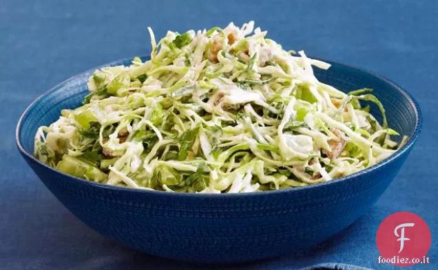 Insalata di cavolo cremosa con uva e noci