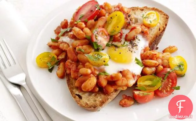 Uova al forno e fagioli su pane tostato