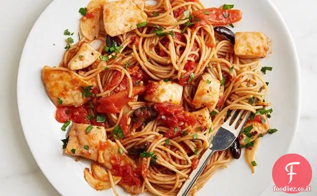 Spaghetti piccanti di pesce e olive