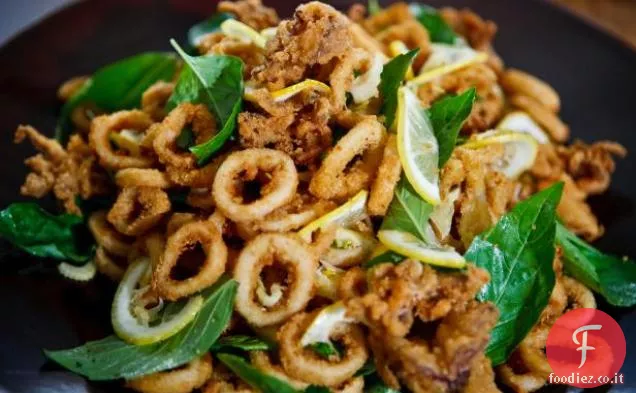 Calamari croccanti con aglio, Cile e Basilico