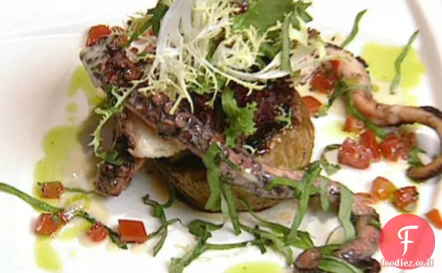 Insalata tiepida di polpo e cipolla dolce con Basilico fresco e Vinaigrette al limone