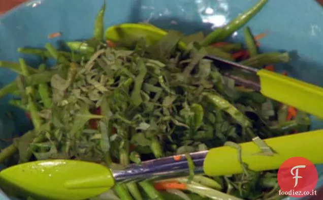 Insalata di verdure tenera agrodolce al limone
