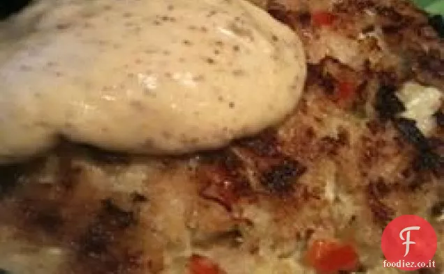 Torte di granchio con salsa di yogurt al curry