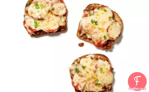 Formaggio alla griglia britannico con fagioli al forno