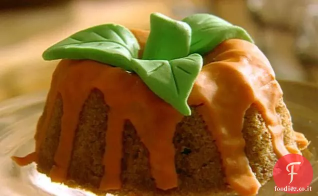 Mini torte di spezie di zucca con glassa arancione