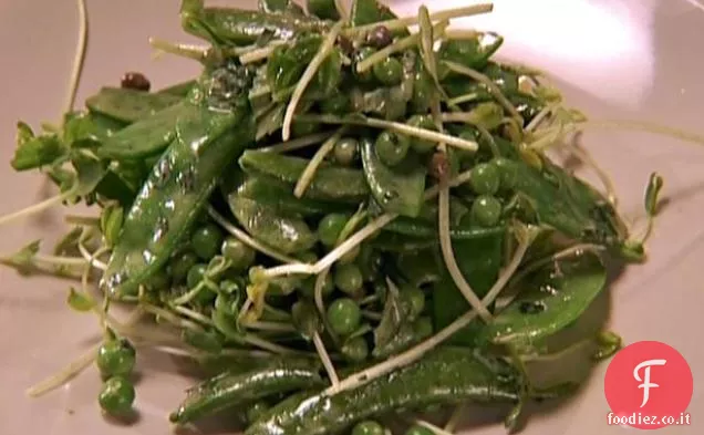 Insalata di piselli con basilico e germogli di piselli