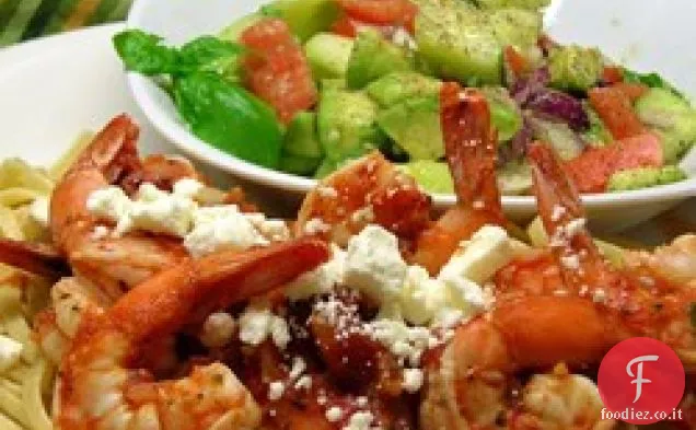 Pomodoro arrostito al fuoco e pasta Feta con gamberetti