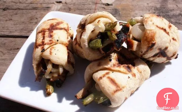 Panini alla griglia laminati con carne di maiale, fagiolini e formaggio di capra