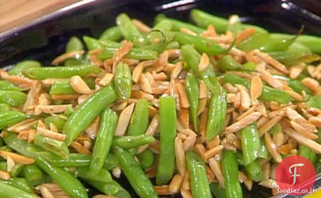 Fagiolini tagliati alla francese con mandorle e cipolle fritte