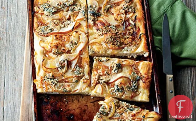Focaccia con Cipolle Caramellate, Pera e Formaggio Erborinato