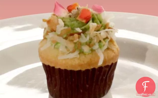 Winning Mini Coconut Cupcakes con crosta di semi di papavero, ripieno di uva passa di moscato e glassa di prezzemolo con cocco tostato, toffee di semi di lino e papavero e rose biologiche