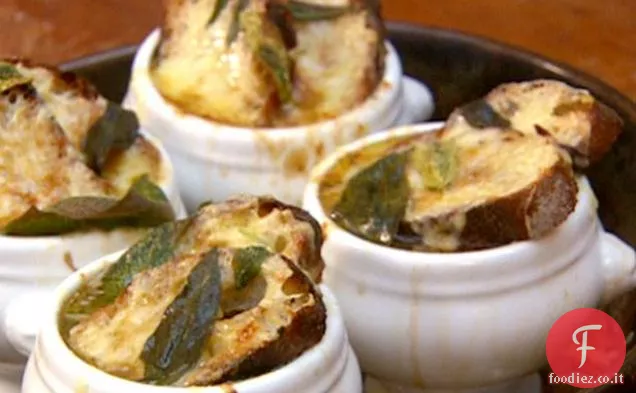 Zuppa di cipolle inglese con salvia e Cheddar