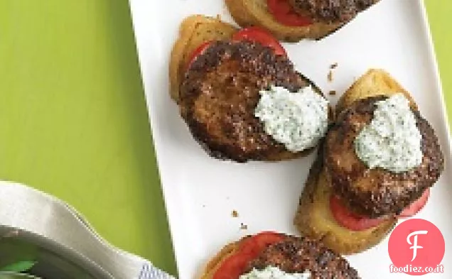 Hamburger a faccia aperta con salsa di rafano e fagiolini