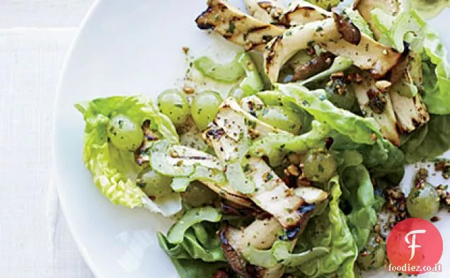 Insalata di sedano, uva alla griglia e funghi