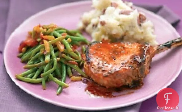 Braciole di maiale glassate con patate schiacciate e fagiolini stufati