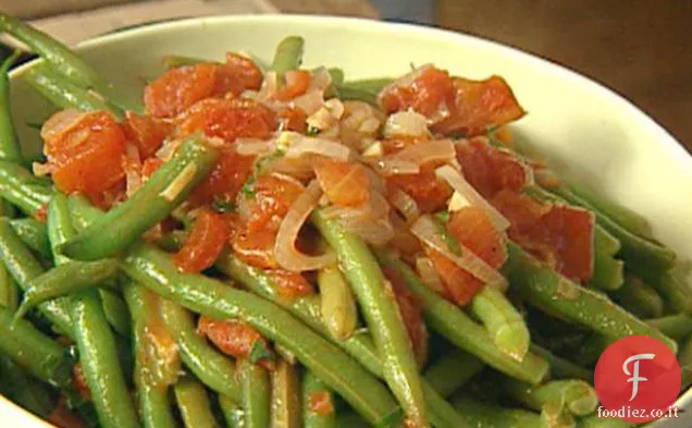 Fagiolini saltati con pomodori e basilico serviti con patatine di parmigiano