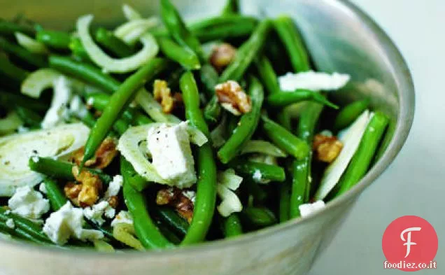 Insalata di fagioli verdi con noci, finocchio e formaggio di capra