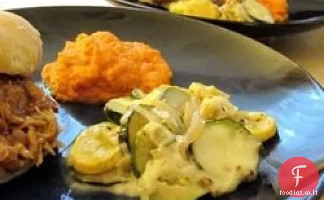 Casseruola di formaggio di zucca e cipolla estiva