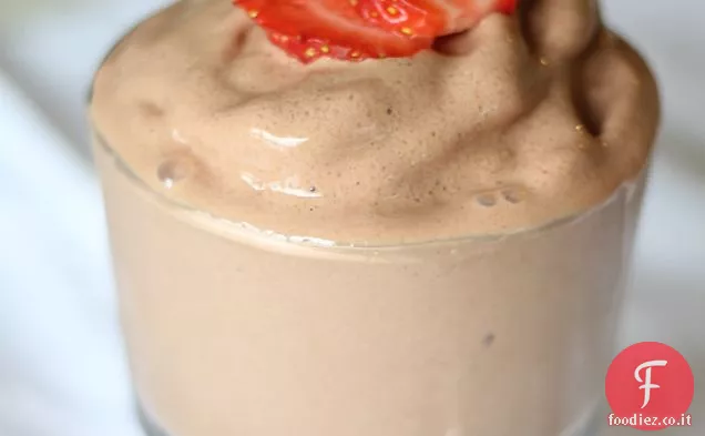 Yogurt gelato alla fragola ricoperto di cioccolato